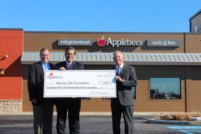 Applebees donates money 